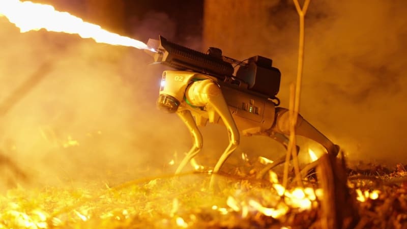 Robotický pes s plamenometem zničí vše v dosahu devíti metrů. Podívejte se na nový americký vynález v akci