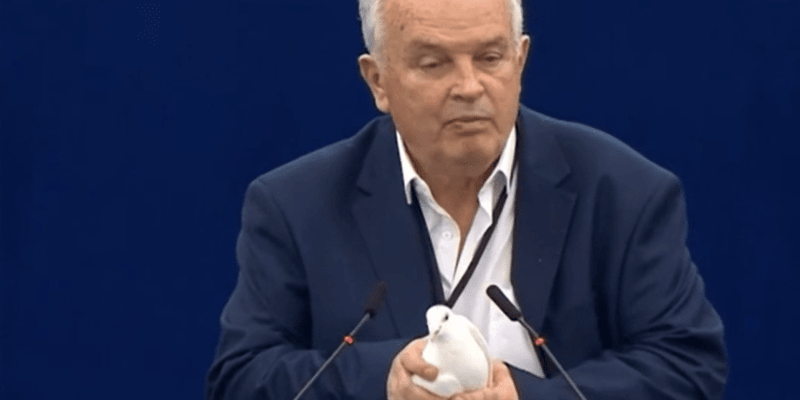 Slovenský nezařazený europoslanec Miroslav Radačovský přímo Evropském parlamentu vypustil živou bílou holubici jako symbol míru.