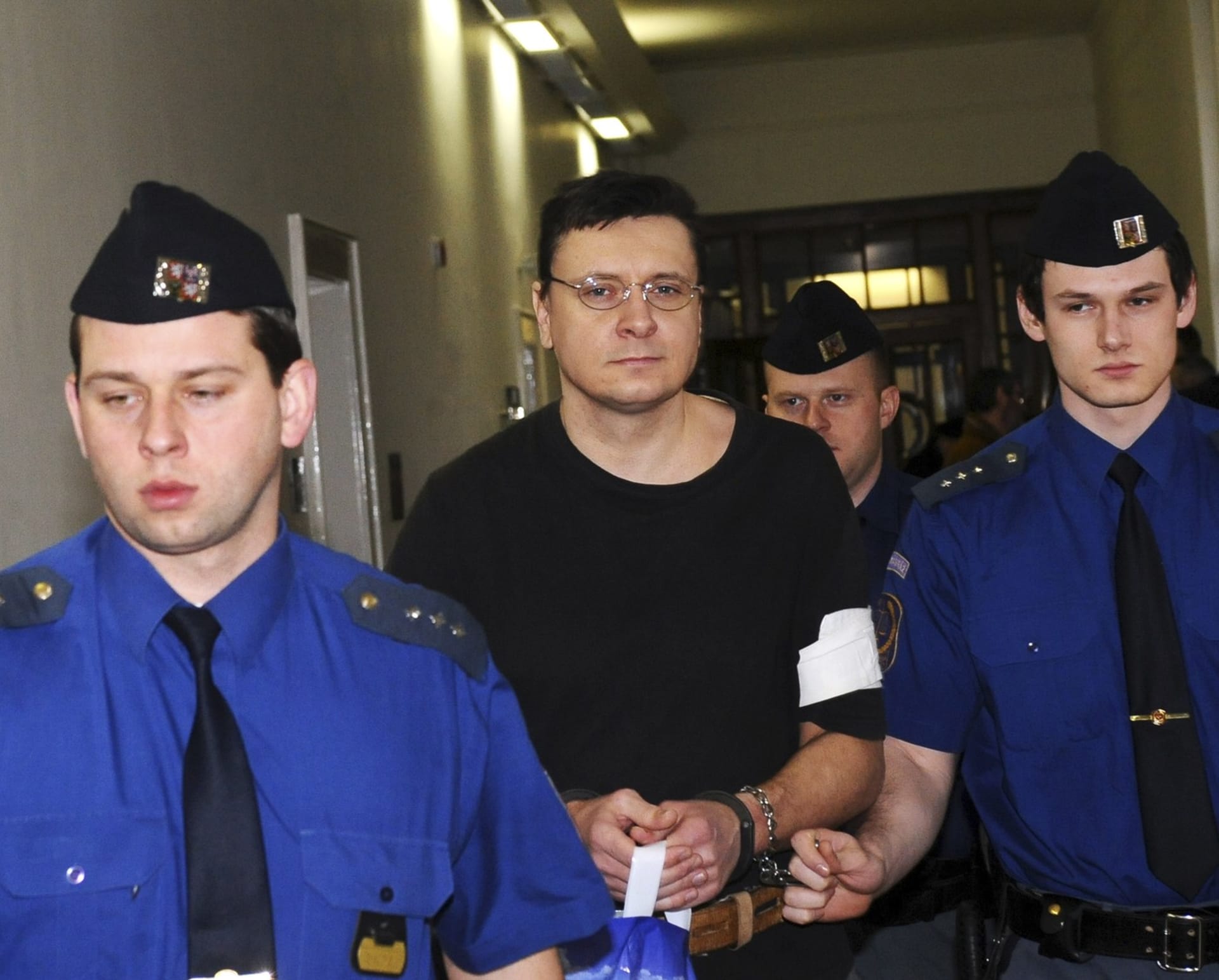 U Vrchního soudu v Praze se 10. února 2010 uskutečnilo odvolací jednání v případu Jiřího Cimbála, jemuž královéhradecký krajský soud uložil doživotní trest vězení za brutální vraždu dvacetileté stopařky u Keteně na Jičínsku.