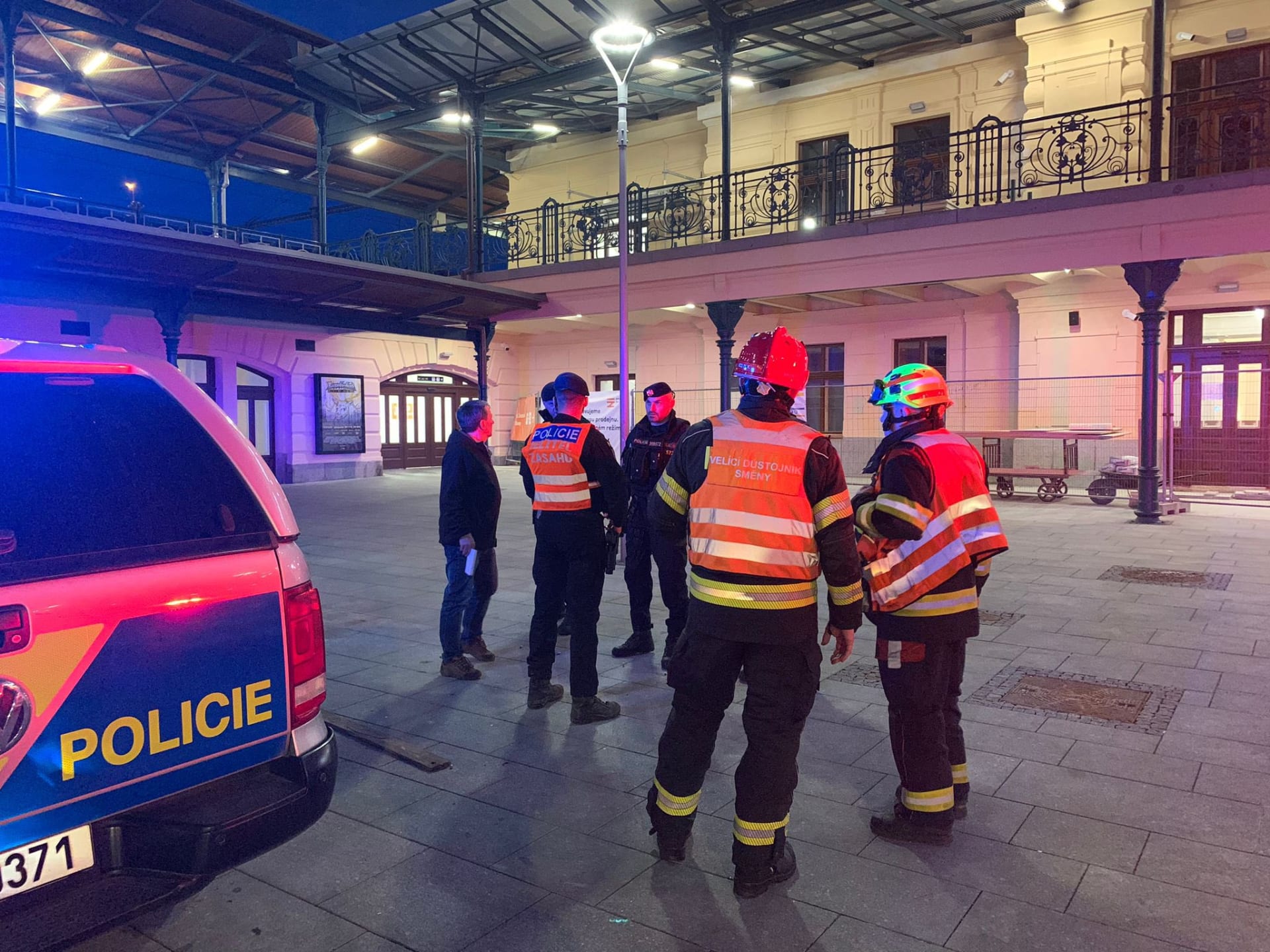 Na Hlavním vlakovém nádraží v Plzni a přilehlém autobusovém nádraží zasahovali policisté.