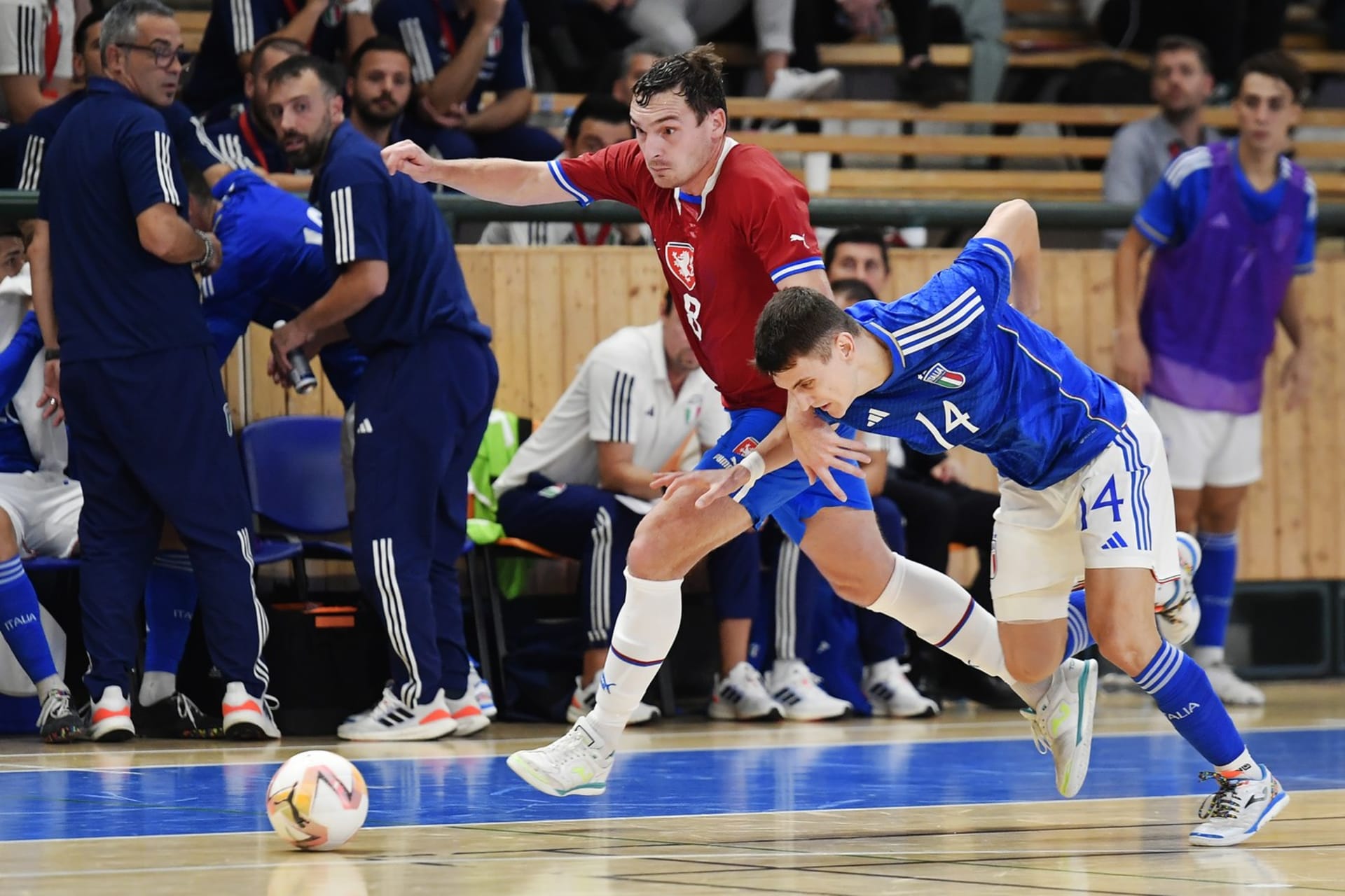 Futsalista Matěj Slováček (v červeném dresu)