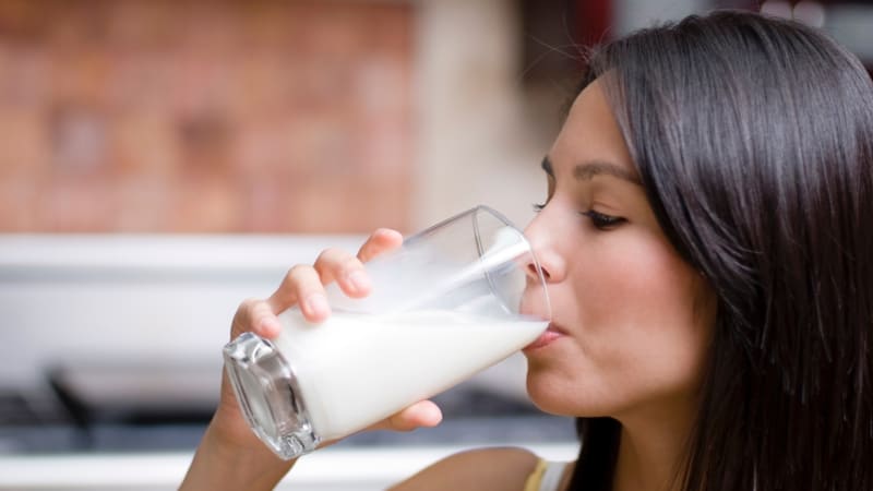 Je dobré pít teplé mléko před spaním?