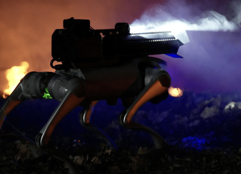 Robotický pes s plamenometem je v USA k mání za poměrně lidovou cenu.