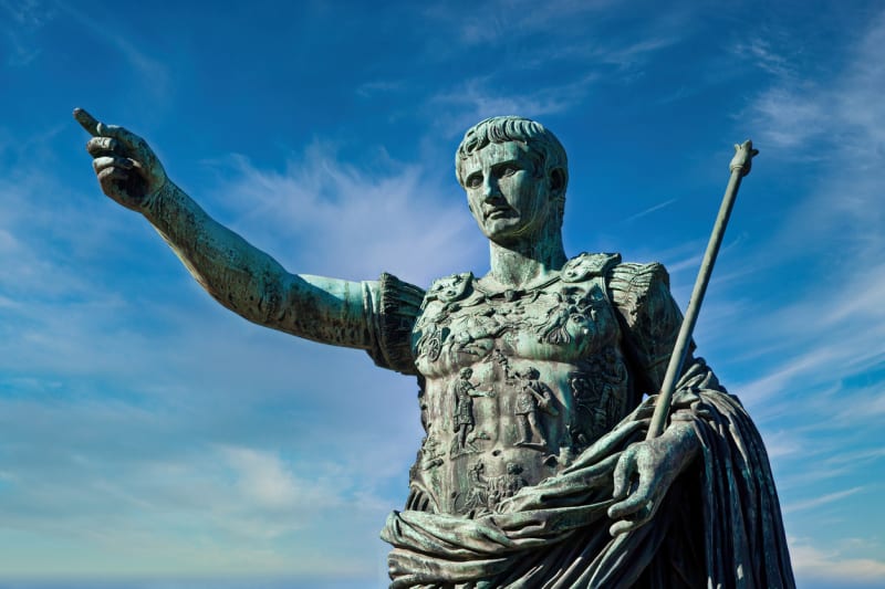 Když Caesara unesli piráti, začal jim budoucí císař ihned rozkazovat