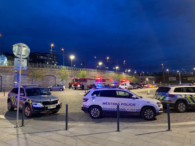 Na Hlavním vlakovém nádraží v Plzni a přilehlém autobusovém nádraží zasahovali policisté.