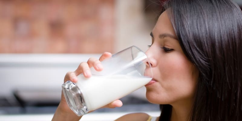 Je dobré pít teplé mléko před spaním?