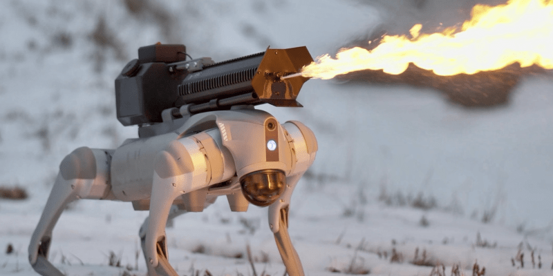 Robotický pes s plamenometem je v USA k mání za poměrně lidovou cenu.