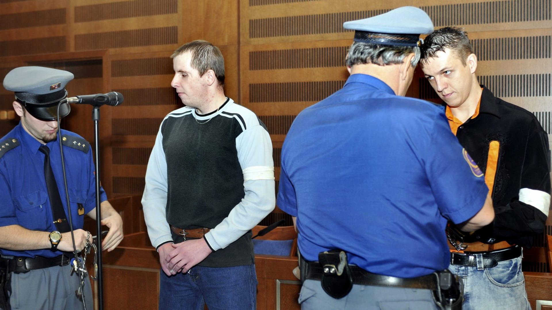 Krajský soud v Hradci Králové poslal na 19 a 12 let do vězení Tibora Zemana (vpravo) a Jiřího Salavce (vlevo), kteří podle obžaloby společně s Pavlem Feierfeilem předloni brutálně zavraždili svého věřitele a jeho přítelkyni. 