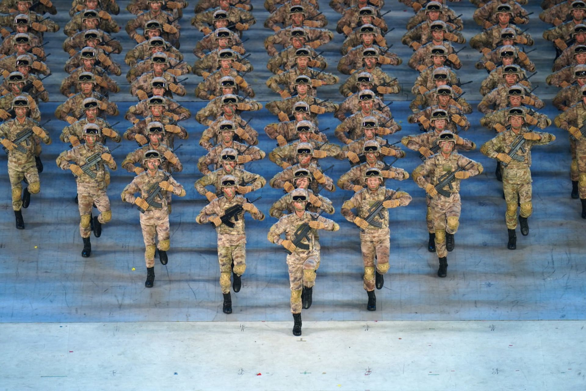 Vojenská přehlídka ke stoletému výročí založení Komunistické strany Číny