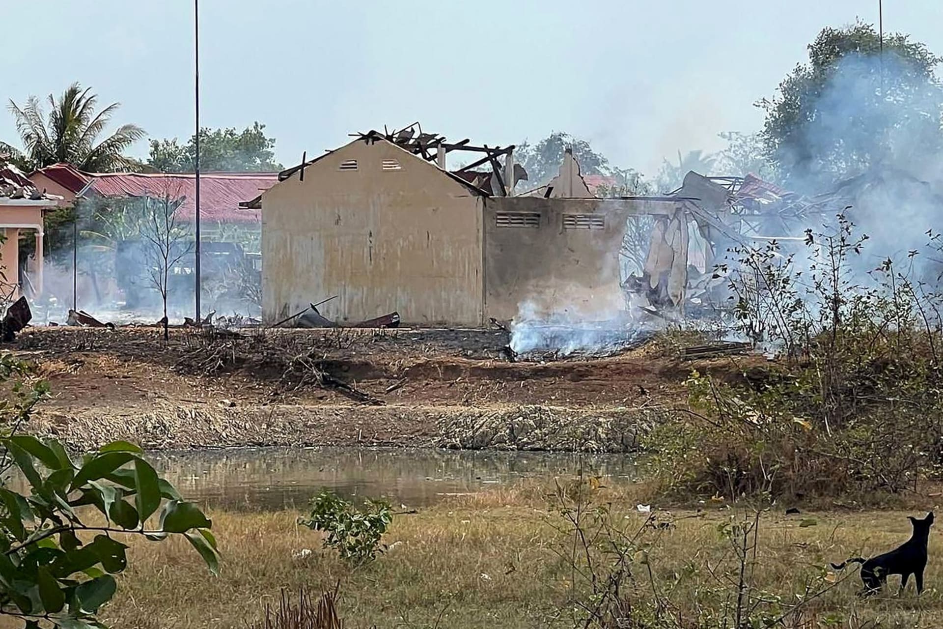 Na základně v západní Kambodži vybuchla munice, exploze si vyžádala životy dvaceti vojáků. Další lidi zranila.