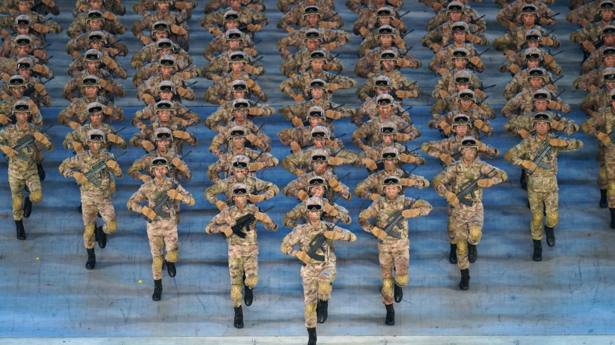 Vojenská přehlídka ke stoletému výročí založení Komunistické strany Číny