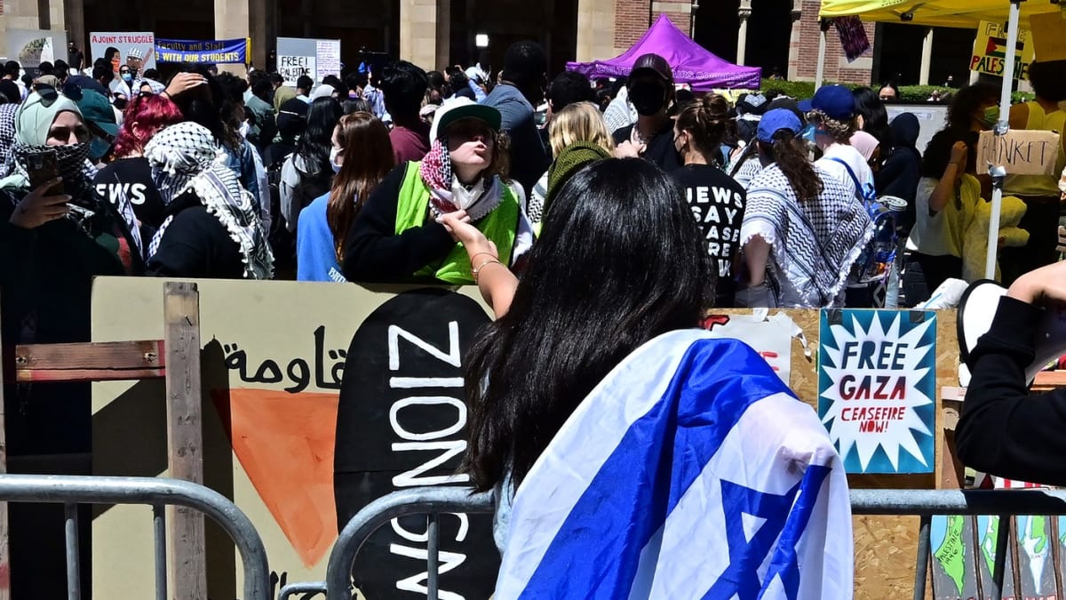 Proizraelští a propalestinští příznivci stojí proti sobě během protestů v Los Angeles, 26. dubna 2024.