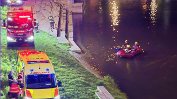 Hasiči v Plzni prohledávají řeku Radbuzu. Z vody vytáhli muže, topit se měla i jeho kamarádka