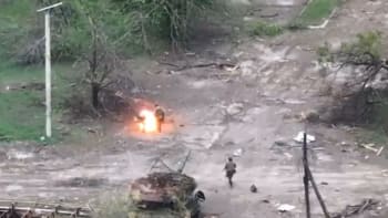 Nepovedený úklid min. Ruskému vojákovi jedna vybuchla přímo pod rukama, kolega utekl pryč