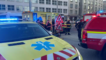 V pražské Bubenči hořel byt. Záchranáři měli v péči 9 lidí, zasahoval speciální vůz Fénix