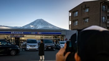 Japonské město zacloní výhled na ikonickou horu Fudži. Aby turisté neviděli, vztyčí bariéru