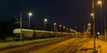 Hrozivý případ na železnici: Chlapce zasáhl proud, našli je zraněné poblíž odstaveného vagónu