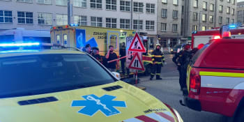 V pražské Bubenči hořel byt. Záchranáři ošetřili 9 lidí, zasahoval speciální vůz Fénix