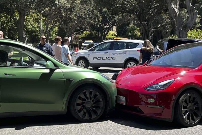 Nehoda aut značky Tesla