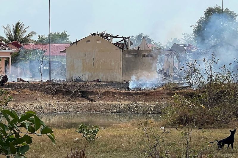 Na základně v západní Kambodži vybuchla munice, exploze si vyžádala životy dvaceti vojáků. Další lidi zranila.
