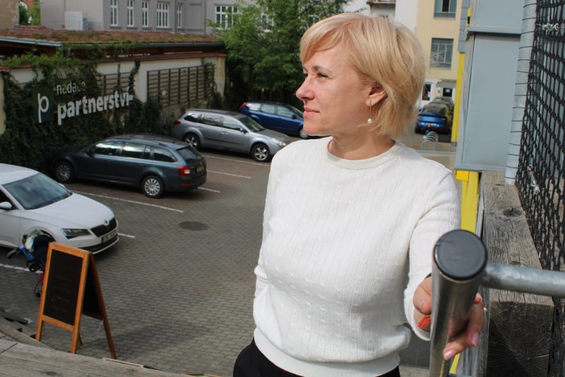 Alla Lucka, 52letá regionální politička a ředitelka odboru na radnici v ukrajinském Mykolajivu. Během návštěvy Česka kritizuje zdravé ukrajinské uprchlíky mužského pohlaví. Měli by se prý vrátit domů a bojovat.