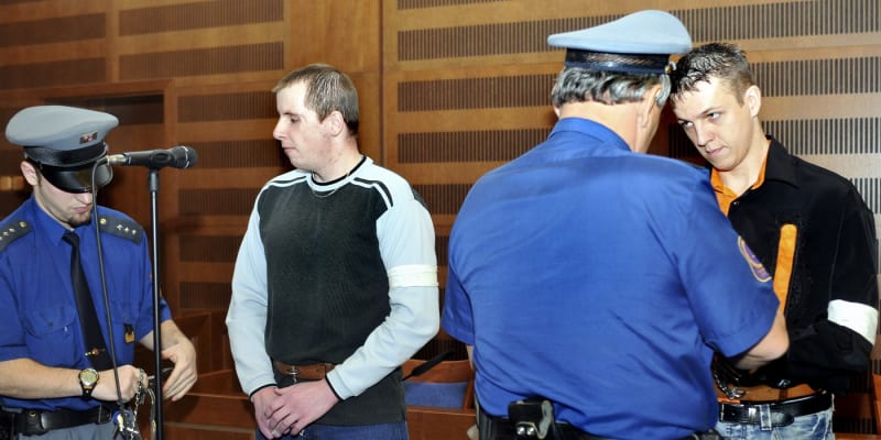 Krajský soud v Hradci Králové poslal na 19 a 12 let do vězení Tibora Zemana (vpravo) a Jiřího Salavce (vlevo), kteří podle obžaloby společně s Pavlem Feierfeilem předloni brutálně zavraždili svého věřitele a jeho přítelkyni. 