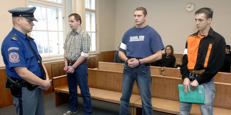 U Vrchního soudu v Praze bylo zahájeno odvolací jednání v případu (zprava) Tibora Zemana, Pavla Feierfeila a Jiřího Salavce, kterým královéhradecký krajský soud uložil za dvojnásobnou vraždu výjimečné tresty 19 až 23 let vězení.