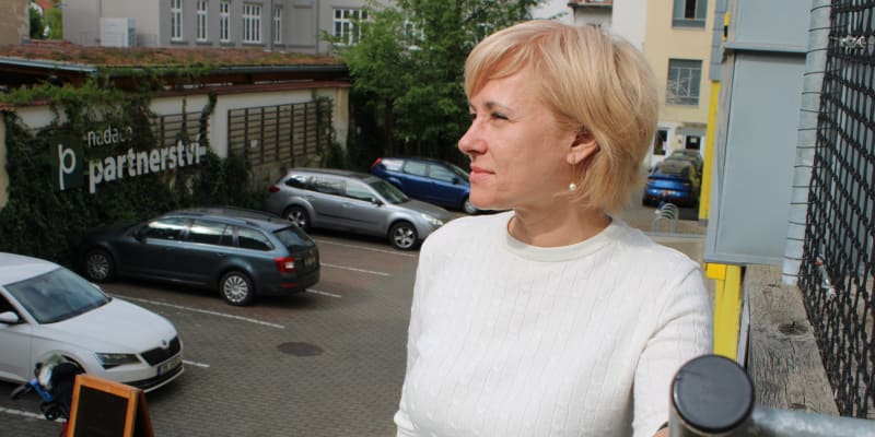 Alla Lucka, 52letá regionální politička a ředitelka odboru na radnici v ukrajinském Mykolajivu. Během návštěvy Česka kritizuje zdravé ukrajinské uprchlíky mužského pohlaví. Měli by se prý vrátit domů a bojovat.