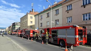 Při ranním požáru pražské bytovky zemřel člověk. Dalších sedm lidí hasiči evakuovali