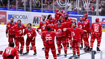 Třinec slaví pátý titul v řadě. V hokejové válce porazil Pardubice ve druhém prodloužení