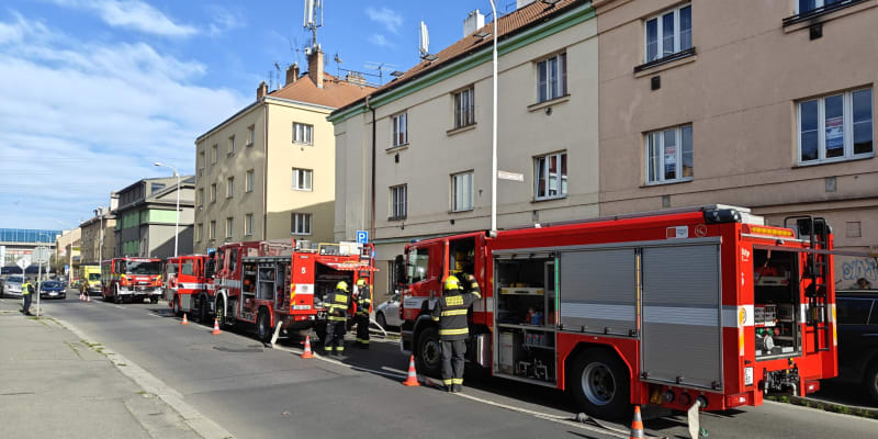  Jeden člověk zemřel při ranním požáru v bytovém domě v Praze.