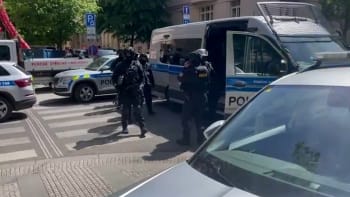 Muž v pražských Dejvicích mířil zbraní z okna. Policisté okolí místa uzavřeli
