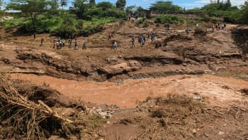 Záchranáři se brodí bahnem a hledají živé. V Keni se protrhla přehrada, nepřežily desítky lidí