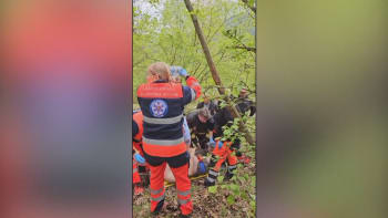 Vteřiny od smrti: Muže zavalil na Slovensku traktor, záchrana přišla na poslední chvíli