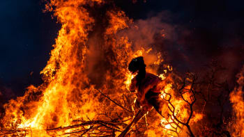 Pálení čarodějnic: Lásku si pojistíte skokem přes oheň, ochranu domu zajistí drny
