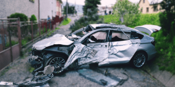 Děsivá nehoda v Klenovci: Auto zlomilo betonový sloup vejpůl. Řidič neměl šanci přežít