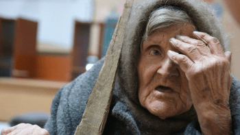Stařenka pod palbou. 98letá Ukrajinka prošla nejdrsnější frontovou linií, na cestě i usnula