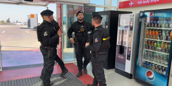 Poplach kvůli falešným policistům se zbraněmi v nákupním centru v Praze. Hlídky je zadržely