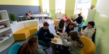 Rázný krok školy v Rýmařově: Úplně zakázala mobily. Berou dětem svobodu, míní ředitel