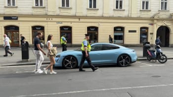 Pochod anarchistů v centru Prahy: Cestou údajně poškrábali luxusní sporťák