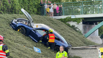 Řidič luxusního sporťáku v Praze vyletěl ze silnice, kde srazil chodkyni s kočárkem
