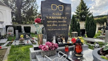 Hrob Nadi Urbánkové konečně kompletní. Náhrobku vévodí zlaté brýle