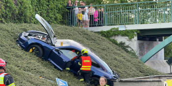 Řidič luxusního sporťáku v Praze vyletěl ze silnice a srazil ženu s kočárkem. Je těžce zraněná