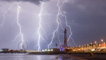 Británii zasáhla silná bouře, udeřilo 35 tisíc blesků. Dorazí divoké počasí i do Česka?