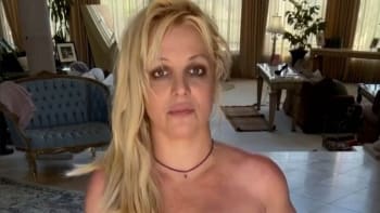 Polonahá stála před hotelem, po noze jí tekla krev. Nové fotky Britney Spears šokovaly celý svět