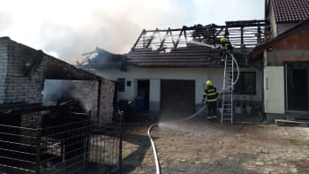 Dramatická záchrana z hořícího domu na Královéhradecku. Senior netušil, že má oheň za zády