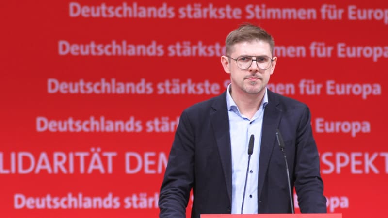 Útok na lídra kandidátky německé SPD. Skončil těžce zraněný, kancléř zmínil ohrožení demokracie