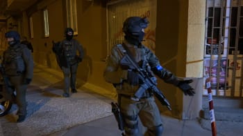 Policejní manévry v pražských Strašnicích. Na místě je zásahová jednotka i pyrotechnik