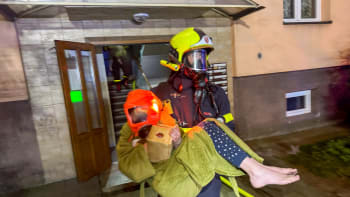 Rozsáhlý požár bytovky ve Frýdku-Místku: Zranilo se 13 lidí, včetně dětí. Škody jdou do milionů