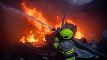 Mohutný ruský útok na Charkov: Městem otřásají exploze, plameny zachvátily obytné domy